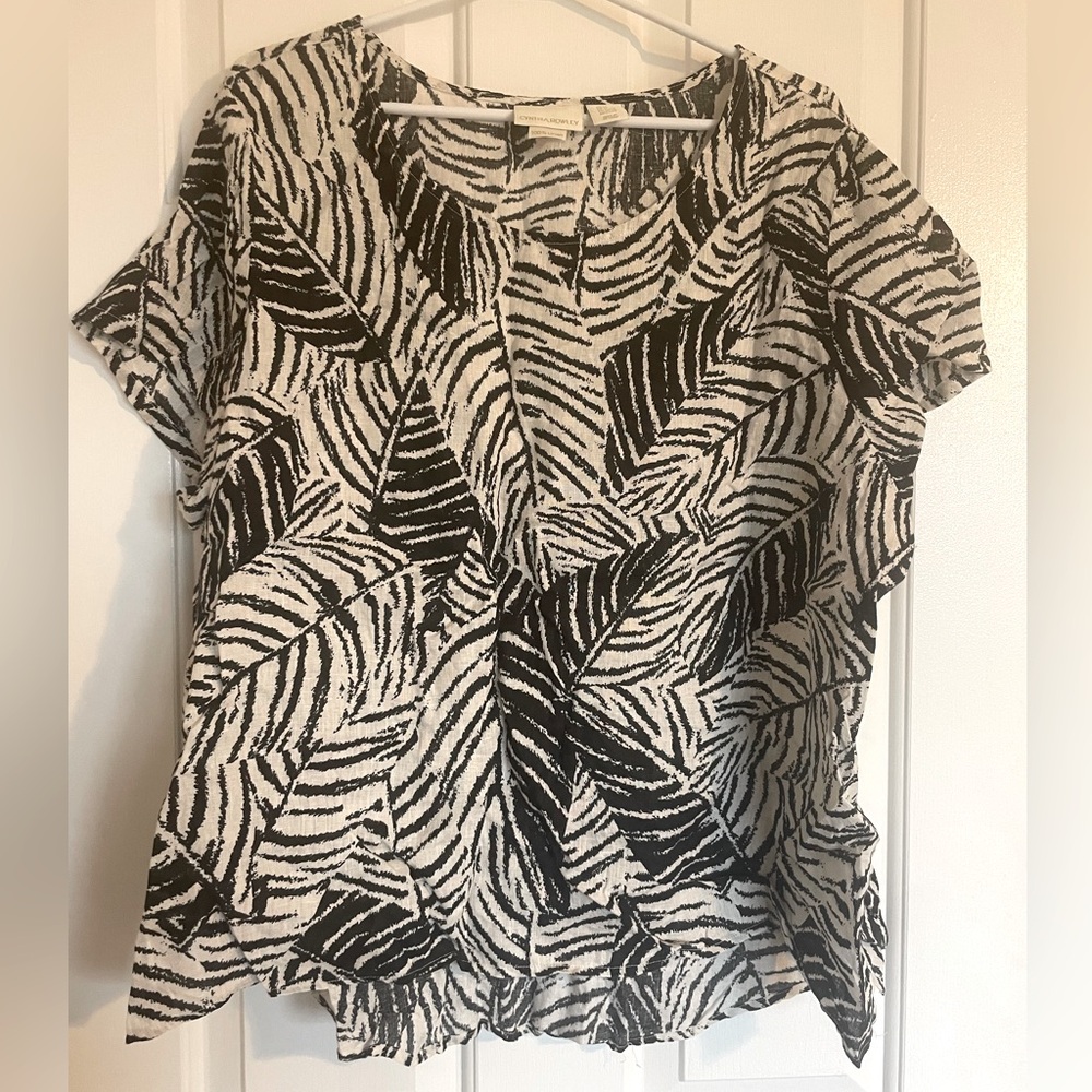 100% Linen Blouse- Cynthia Rowley New York- Black & White- Plant & Animal Print🍃